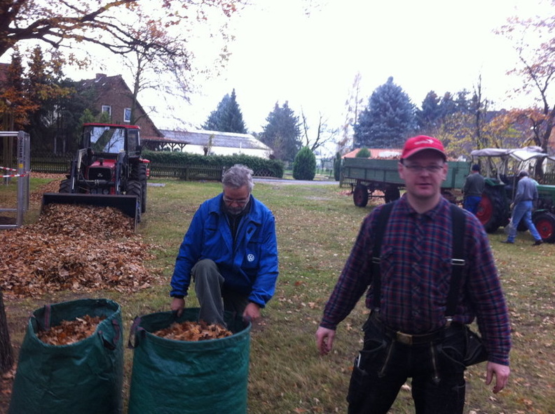 2011_11_19 Laubharkaktion und Erbseneintopf beim Backhaus 029.jpg